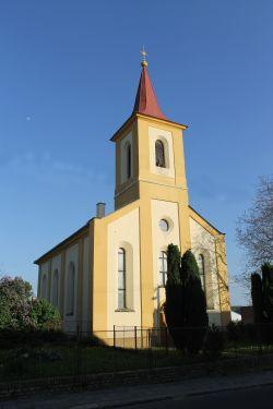 První evangelický kostel s věží a zvony v Čechách slaví 160 let